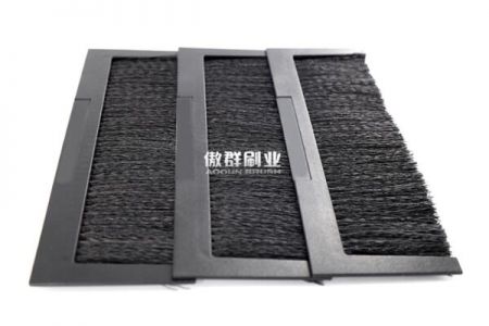 廣州傲群機柜毛刷廠家為您科普：機柜密封毛刷用途