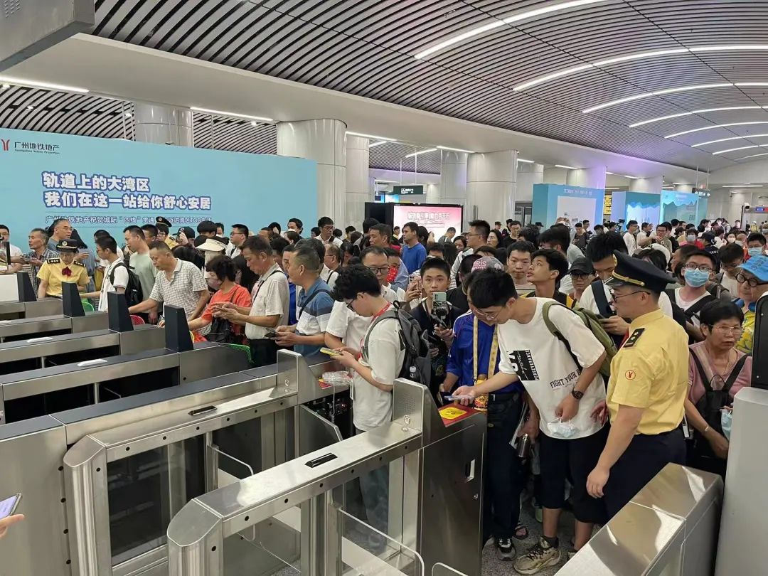 大灣區(qū)大號(hào)地鐵通車(chē)現(xiàn)場(chǎng)
